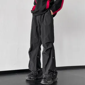 Pantalones paracaídas negros streetwear, pantalón cargo ancho informal con cordón.