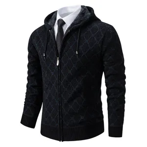Cardigan tricoté à capuche doublé en polaire pour homme avec motif losange classique.