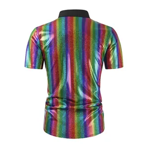 Détails de la chemise à manches courtes arc-en-ciel brillante avec rayures verticales et col noir.