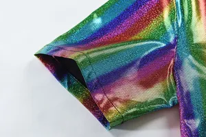 Gros plan détail du tissu de chemise à manches courtes brillant métallique coloré
