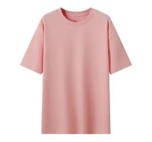 Dettaglio t-shirt rosa tinta unita a maniche corte, tessuto cotone girocollo traspirante.