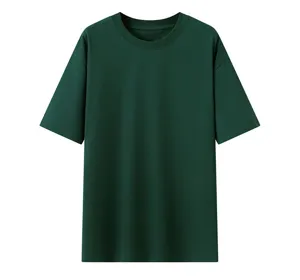 Vista dettagliata del tessuto e del design del colletto della t-shirt tinta unita.