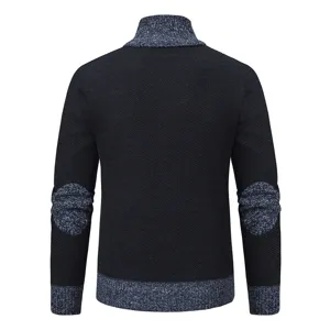 Details achterkant heren gebreid vest met sjaalkraag en ellebooplappen, donkerblauw.