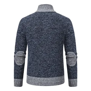 Achterkant detail van heren gebreid vest, opstaande kraag en elleboogpatches.