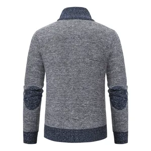 Heren gebreid vest trui achteraanzicht detail met opstaande kraag en elleboogpatches.