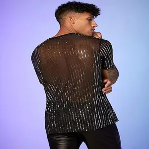 Hombre camisa negra transparente con lentejuelas detalle trasero para fiesta disco.