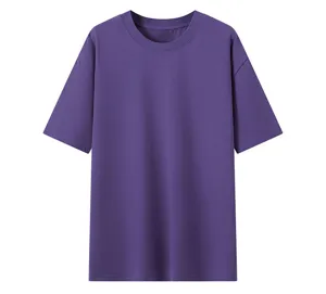 Vista dettaglio t-shirt viola girocollo maniche corte, tessuto morbido e vestibilità classica.