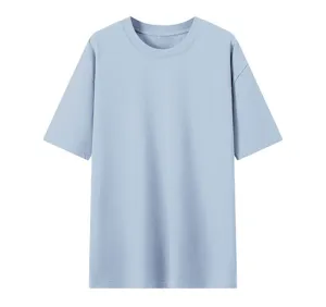 Vista dettaglio t-shirt manica corta azzurro tinta unita, tessuto cotone morbido e vestibilità.