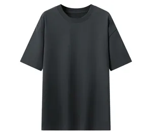 Vista dettagliata della t-shirt a maniche corte grigio scuro, con tessuto morbido e scollo.