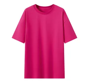 Dettaglio di maglietta a maniche corte girocollo tinta unita, tessuto rosa, top estivo.