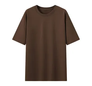 Vista dettagliata della t-shirt a maniche corte e girocollo marrone tinta unita in tessuto.