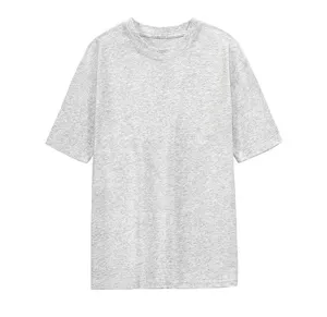 Vista dettagliata della t-shirt classica a maniche corte e collo rotondo in colore grigio.