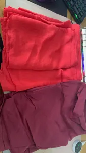 Vue détaillée de la texture du tissu de bandana et ceinture de pirate en lin.