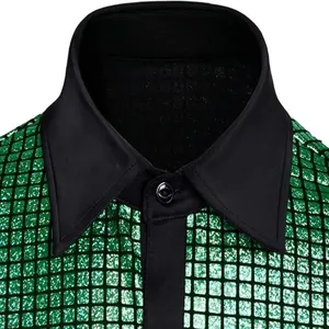 Detalle en primer plano de una camisa de lentejuelas verdes para hombre con cuello negro.