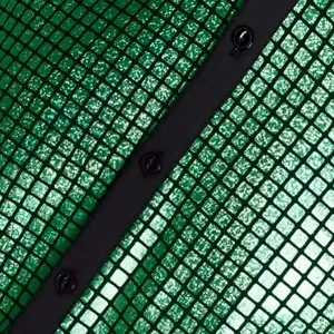 Detalle camisa hombre lentejuelas verdes primer plano, tela brillante fiesta disco