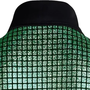 Vista detallada de camisa de lentejuelas verde para hombre con cuello negro para fiesta disco.