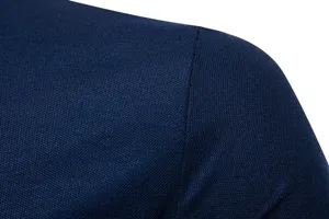 Gedetailleerd overzicht van de donkerblauwe stoftextuur en schoudernaad voor een heren t-shirt.