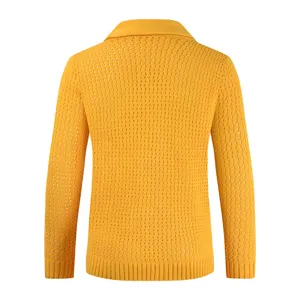 Detaillierte Ansicht der gelben Strickjacke hinten mit feinem Lochmuster und Revers.