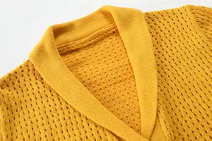 Detailansicht Herren gelbe Strickjacke, atmungsaktives Lochmuster und feiner Kragenstil.