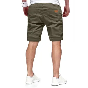 Pantaloncini cargo casual da uomo in verde militare, vista posteriore, vestibilita comoda per uso.