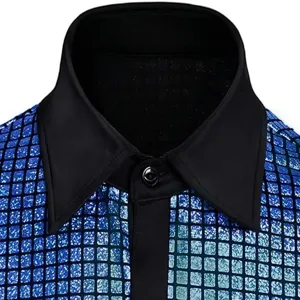 Detalle en primer plano del cuello de la camisa de lentejuelas metálicas con solapa negra.