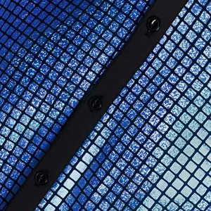 Detalle camisa lentejuelas hombre, tejido rejilla azul brillante con tira de botones negra.