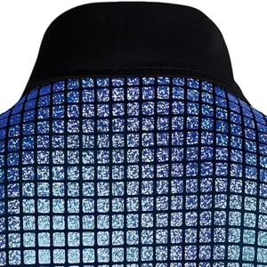 Primer plano detallado de la camisa de hombre con lentejuelas azules y cuello negro.