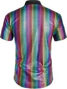 Camisa disco de manga corta para hombre con rejilla de mosaico de lentejuelas y cuello negro.