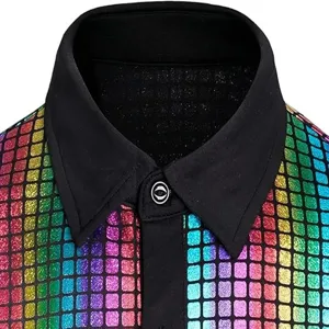 Primer plano detallado de camisa disco de lentejuelas coloridas para hombre con cuello negro.