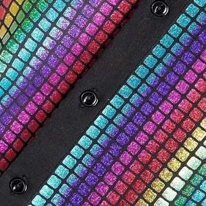 Detalle cercano camisa de lentejuelas disco para hombre con patron de mosaico y botones.
