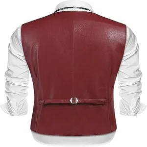 Detalle de vista trasera del chaleco de cuero PU burdeos para hombre con correa ajustable.