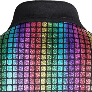 Detalle del cuello de la camisa de lentejuelas con patrón de cuadros coloridos para fiesta.