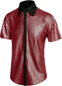 Detalle de camisa de lentejuelas rojas, cuello solapa negro, botones, disfraz de disco.