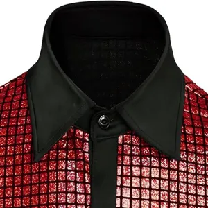 Detalle de camisa de hombre con lentejuelas rojas, solapa negra para fiesta disco de los años 70.