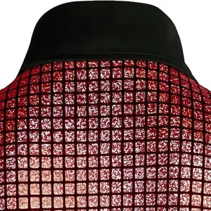 Detalle en primer plano de una camisa de lentejuelas para hombre con cuello negro y patrón.