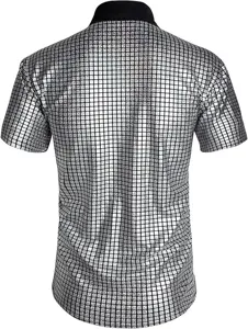 Vista trasera de la camisa disco con lentejuelas plateadas y patrón de rejilla con cuello.