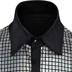 Primer plano detallado del elegante cuello de la camisa disco de lentejuelas plateadas y solapa.