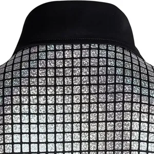 Detalle en primer plano del cuello de la camisa de lentejuelas para fiestas disco y espectáculos.