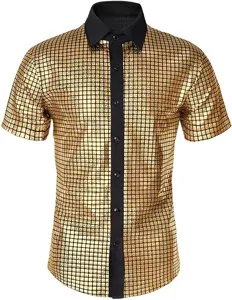 Camisa de manga corta con lentejuelas doradas brillantes para hombre con cuello negro.