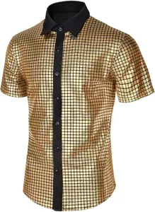 Vista detallada de la camisa de hombre con lentejuelas doradas y cuello negro contrastante.