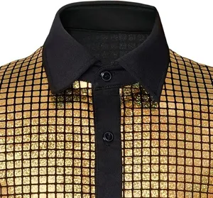 Primer plano de cuello de camisa de hombre y lentejuelas doradas para fiesta disco.