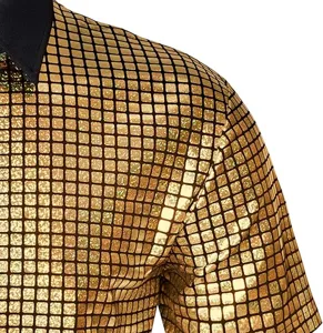 Detalle de camisa de lentejuelas doradas hombre, parte superior brillante cuello negro.