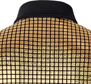 Detalle de primer plano del cuello negro y el patrón de rejilla de lentejuelas doradas en camisa.
