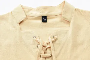 Detalle de cuello de camisa de lino casual para hombre, diseño de cordones beige.