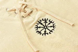 Detalle camiseta tirantes lino hombre, diseño bordado vikingo, chaleco sin mangas verano.