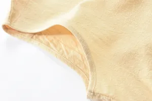 Detalle de chaleco sin mangas para hombre de lino y algodón con costuras muy finas.