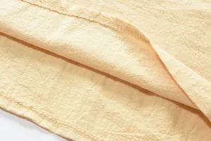 Primer plano de tela texturizada ligera, con costuras finas y material transpirable.