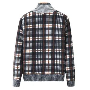 Rückseitiges Detail der dicken Fleece-Herren-Strickjacke mit Karomuster und Stehkragen für Winter.