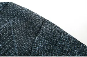 Nahaufnahme des Strickpullover Stoffs für Herren mit feiner Textur und Schulternaht.