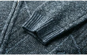 Detailansicht einer Herren Strickjacke, zeigt gerippte Bündchen und dicken Wollstoff.
